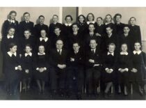 Broliai Sasnauskai su klasės draugais ir M. Pečkauskaitės gimnazijos mokytojais, 1940 m. (Iš Sasnauskų šeimos archyvo)