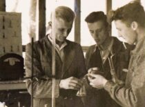 K. Sasnauskas su kurso draugais laboratorijoje, 1947 m. (Iš Sasnauskų šeimos archyvo)