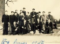 K. Sasnauskas su IV kurso draugais (2-oje eilėje, 3-ias iš dešinės) (Iš Sasnauskų šeimos archyvo)