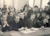 Cheminės technologijos fakulteto susirinkimas,1950 m. Iš kairės: J. Janickis, A. Novodvorskis, J. Venskevičius, už jų stovi K. Sasnauskas. (Iš Sasnauskų šeimos archyvo)
