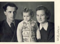 Kęstutis ir Birutė Sasnauskai su pirmagime dukra Laimute, 1951 m. (Iš Sasnauskų šeimos archyvo)