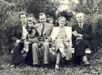 Sasnauskų šeima su giminaičiais Vincu Tamuliu ir Jonu Sasnausku, 1953 m. (Iš Sasnauskų šeimos archyvo)