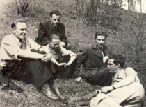 K. Sasnauskas su kolegomis Juozu Degučiu, Vytautu Šukiu, Lionginu Kaminsku, 1956 m. (Iš Sasnauskų šeimos archyvo)
