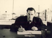 Dr. K. Sasnauskas laboratorijoje, 1957 m. (Iš Sasnauskų šeimos archyvo)
