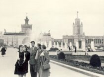 K. Sasnauskas su studentėmis Zaporožėje, 1958 m. (Iš Sasnauskų šeimos archyvo)