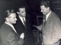 Doc. K. Sasnauskas su Statybinių medžiagų instituto direktoriaus pavaduotoju Adolfu Lasiu ir direktoriumi Antanu Kaminsku, 1959 m. (Iš Sasnauskų šeimos archyvo)