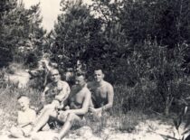 K. Sasnauskas su kolegomis ir sūnum Vytautu Palangoje, 1960 m. Pirmas iš kairės doc. V. Jasiukevičius. (Iš Sasnauskų šeimos archyvo)
