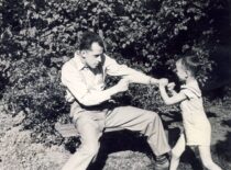 K. Sasnauskas žaidžia su sūnumi Vytautu, 1960 m. (Iš Sasnauskų šeimos archyvo)