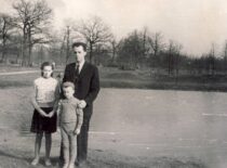 K. Sasnauskas su vaikais Ąžuolyne, 1960 m. (Iš Sasnauskų šeimos archyvo)