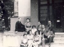 Su kolegomis ant fakulteto laiptų, 1961 m. Viršuje šalia K. Sasnausko – doc. Vincas Jasiukevičius (Iš Sasnauskų šeimos archyvo)