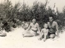 K. Sasnauskas su žmona Birute ir sūnumi Vytautu Palangoje, 1961 m. (Iš Sasnauskų šeimos archyvo)