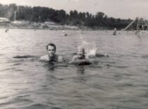 K. Sasnauskas su dukra Nemune, 1961 m. (K. Sasnauskas su vaikais Ąžuolyne, 1960 m. (Iš Sasnauskų šeimos archyvo)