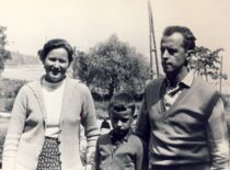 Birutė, Vytautas ir Kęstutis Sasnauskai Pakaunėje, 1962 m. (Iš Sasnauskų šeimos archyvo)