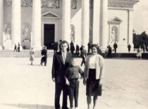K. Sasnauskas su žmona ir sūnumi Vilniuje prie katedros, 1963 m. (Iš Sasnauskų šeimos archyvo)