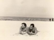 K. Sasnauskas su žmona Birute Palangoje prie jūros, 1963 m. (Iš Sasnauskų šeimos archyvo)