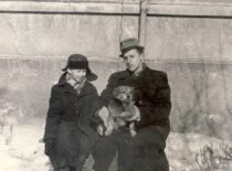 K. Sasnauskas su sūnumi Vytautu ir šuneliu, 1964 m. (Iš Sasnauskų šeimos archyvo)