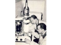 Doc. K. Sasnauskas ir akademikas Juozas Matulis prie elektroninio mikroskopo, 1970 m. (Iš Sasnauskų šeimos archyvo)