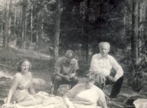 K. Sasnauskas su žmona Birute ir kolega B. Stulpinu iškyloje, 1970 m. (Iš Sasnauskų šeimos archyvo)