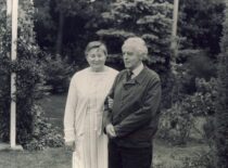 Birutė ir Kęstutis Sasnauskai kolektyviniame sode Laumėnuose, 1976 m. (Iš Sasnauskų šeimos archyvo)