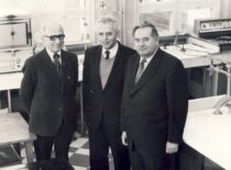 Prof. K. Sasnauskas su doc. V. Jasiukevičiumi ir prof. M. Martynaičiu, 1984 m. (Iš Sasnauskų šeimos archyvo)