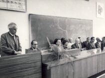 Prof. K. Sasnauskas skaito pranešimą konferencijoje, 1987 m. (Iš Sasnauskų šeimos archyvo)