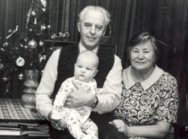 Kęstutis ir Birutė Sasnauskai su vaikaičiu Gediminu, 1990 m. (Iš Sasnauskų šeimos archyvo)