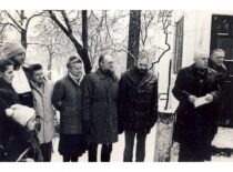 Prof. P. Jodelės atminimo lentos atidengimo iškilmės 1991 m. vasario 13 d. (Iš Sasnauskų šeimos archyvo)