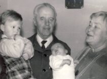 Sasnauskai su vaikaičiais Mindaugu ir Gediminu, 1991 m. (Iš Sasnauskų šeimos archyvo)