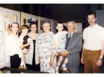 Sasnauskai su dukra Laima ir sūnaus Vytauto šeima Vytauto Didžiojo karo muziejaus parodoje prie bajorų Sasnauskų giminės stendo, 1994 m. (Iš Sasnauskų šeimos archyvo)