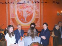 Paskutinio skambučio šventė KTU Cheminės technologijos fakultete, 1994 m. (Iš Sasnauskų šeimos archyvo)