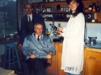 Prof. K. Sasnauskas laboratorijoje su doktorantais Aru Kantautu ir Danute Palubinskaite, 1995 m. (Iš Sasnauskų šeimos archyvo)