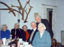 K. Sasnauskas su draugais, 1995 m. Jo kairėje – Algirdas Čarneckis. (Iš Sasnauskų šeimos archyvo)