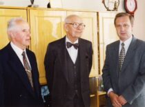 Prof. K. Sasnauskas, prof. A. Damušis ir prof. R. Šiaučiūnas, 1996 m. (Iš Sasnauskų šeimos archyvo)