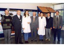 Prof. K. Sasnauskas su Silikatų technologijos katedra, 1998 m. (Iš Sasnauskų šeimos archyvo)