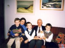 K. Sasnauskas su vaikaičiais ir provaikaičiu, 1999 m. (Iš Sasnauskų šeimos archyvo)