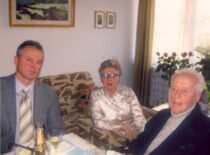 K. Sasnauskas su sūnumi Vytautu ir dukra Laima, 2003 m. (Iš Sasnauskų šeimos archyvo)