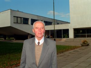Prof. K. Sasnauskas prie Cheminės technologijos fakulteto, 1998 m. (Iš KTU fotoarchyvo)