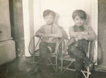 Dvyniai Kęstutis ir Algirdas Telšiuose, 1926 m. (Iš Sasnauskų šeimos archyvo)