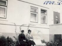 Kęstutis Sasnauskas su mama po tėvų skyrybų prie tėvo pastatyto karkasinio namo (M. Jankaus g.). (Iš Sasnauskų šeimos archyvo)