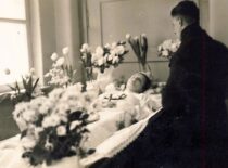 Kęstutis Sasnauskas prie mamos karsto, 1941 m. balandžio 3 d. Alenšteine (Vokietija, dabar – Olštynas, Lenkija)