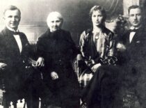 Sasnauskų šeima, 1919 m. Iš kairės: Antanas, mama Domicelė, Pranciška ir Jonas. (Iš Sasnauskų šeimos archyvo)