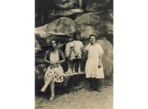 Marija Sasnauskienė su vaikais ir tarnaite Palangoje, 1926 m. (Iš Sasnauskų šeimos archyvo)