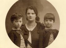 Marija Sasnauskienė su dvyniais Kęstučiu ir Algirdu Telšiuose, 1927 m. (Iš Sasnauskų šeimos archyvo)