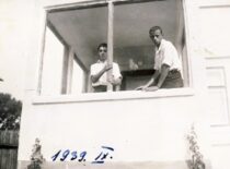Broliai Algirdas ir Kęstutis Sasnauskai namuose,1939 m. (Iš Sasnauskų šeimos archyvo)