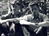 Kęstutis Sasnauskas su draugu 1942 m. (Iš Sasnauskų šeimos archyvo)
