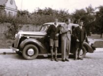 Kęstutis ir Algirdas su tėvu tėvų skyrybų metu, 1939 m. (Iš Sasnauskų šeimos archyvo)