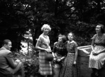 Grupės merginos Raudondvaryje, 1957 m.  (Konstantino Sasnausko nuotr.)