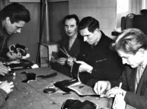 Avalynės siuvimo laboratorijoje, 1957 m. (Konstantino Sasnausko nuotr.)