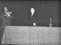 KPI fotobūrelio pirmininkas K. Sasnauskas kalba KPI fotografų vakare, 1956 m.