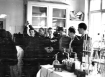 Cheminės technologijos fakulteto laboratorijoje, 1957 m. (Konstantino Sasnausko nuotr.)